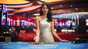 Antarmuka permainan Jewels of Prosperity di layar ponsel menampilkan gulungan permata berwarna-warni